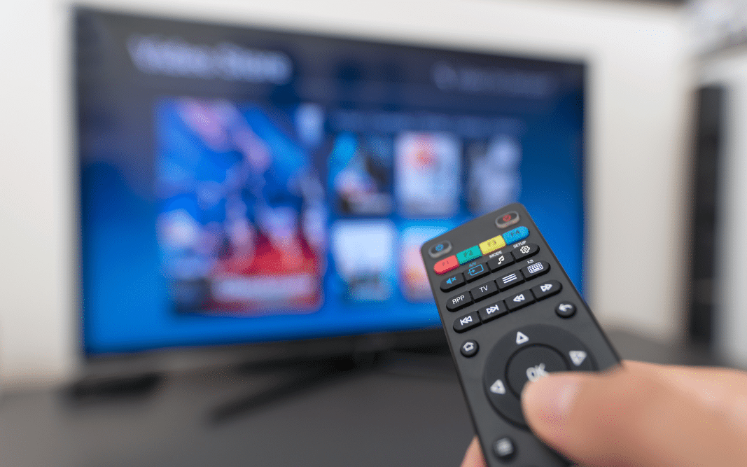 Ablauf Werbespot (2) Fernseher mit Fernbedienung