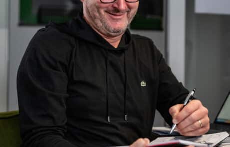 Mann schreibt in Notizbuch