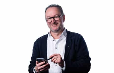 Mann mit Handy und Stift