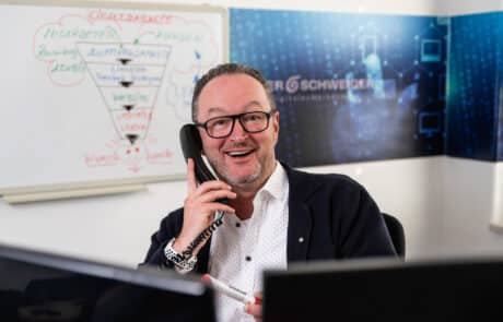 Mann mit Telefon am Ohr