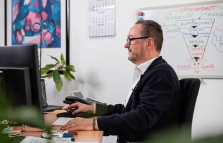 Mann arbeitet am PC
