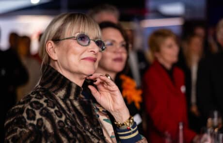 Frau mit extravaganter Brille