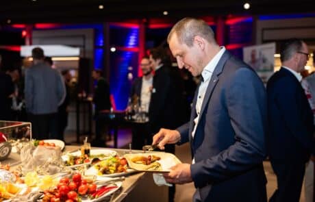 Mann bedient sich am Buffet