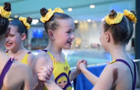 Mädchen halten Hände