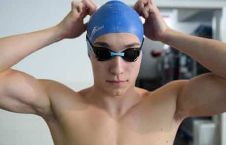 Schwimmer mit Schwimmbrille und Badekappe