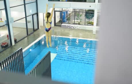 Mädchen auf dem Sprungturm