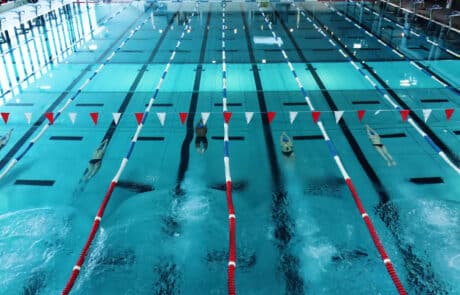 Vogelperspektive eines Schwimmbeckens