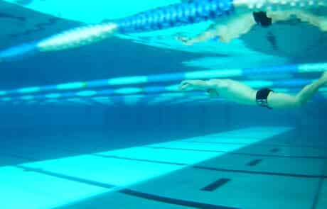 Unterwasseraufnahme von Schwimmer