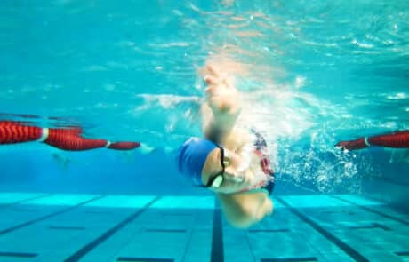 Frontalaufnahme von Schwimmerin