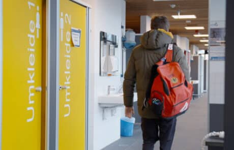 Junge mit Rucksack