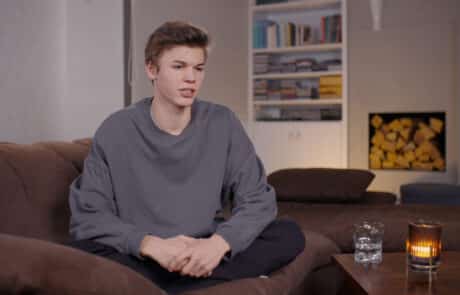 Junge auf dem Sofa