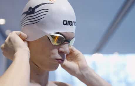 Schwimmer mit Badekappe und Schwimmbrille