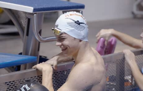 Schwimmer mit Badekappe