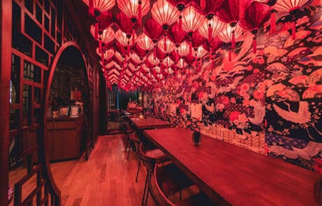 Restaurant mit roten Lampen