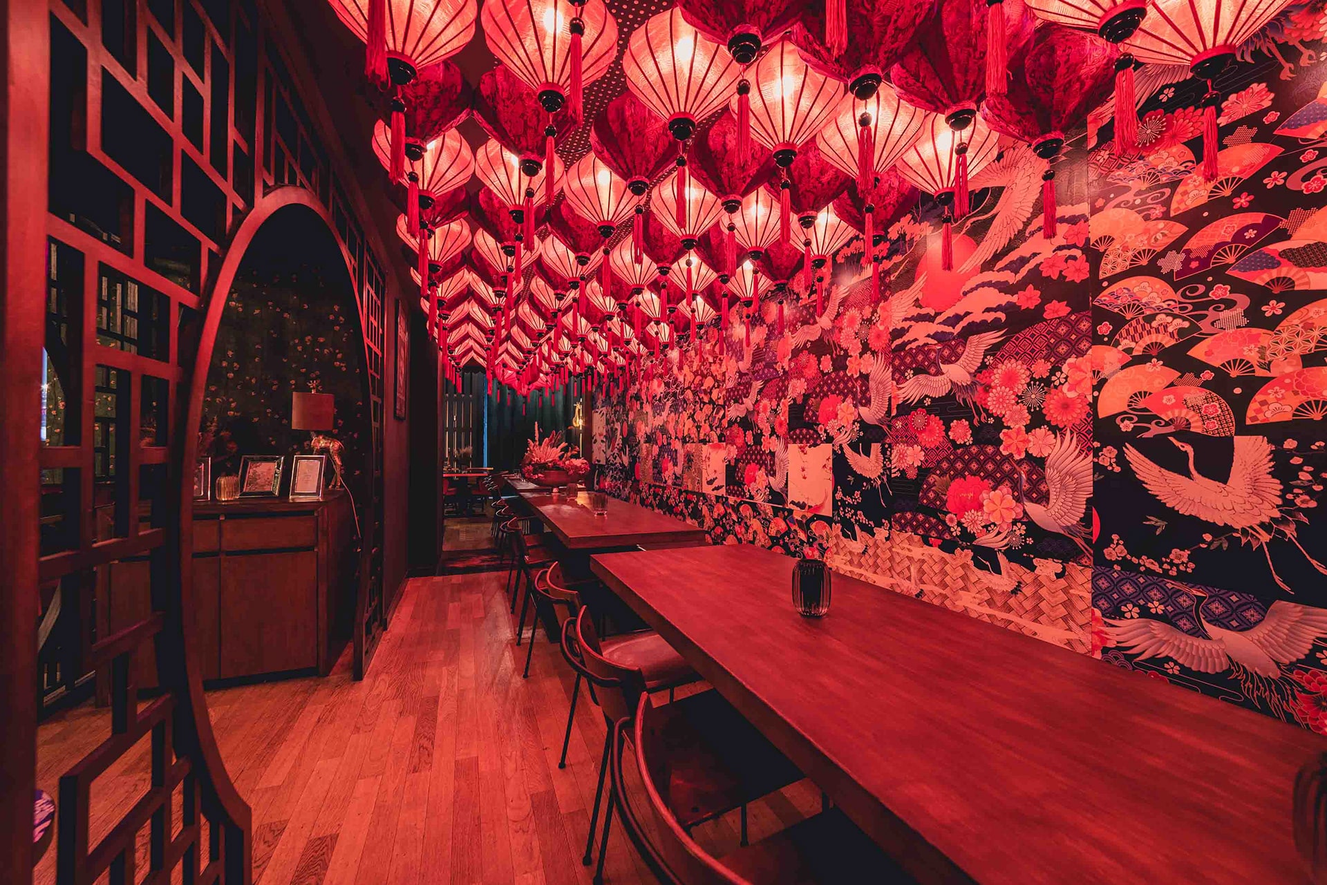 Restaurant mit roten Lampen