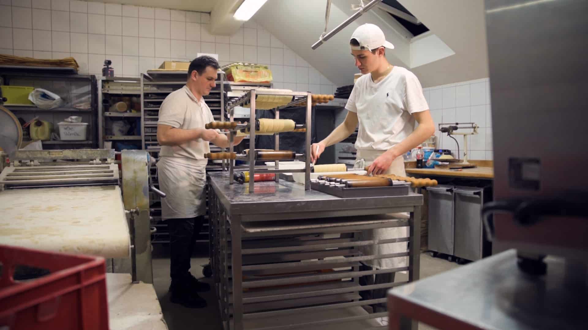 Bäckerei & Konditorei Ludwig - Bäcker und Helfer in der Backstube