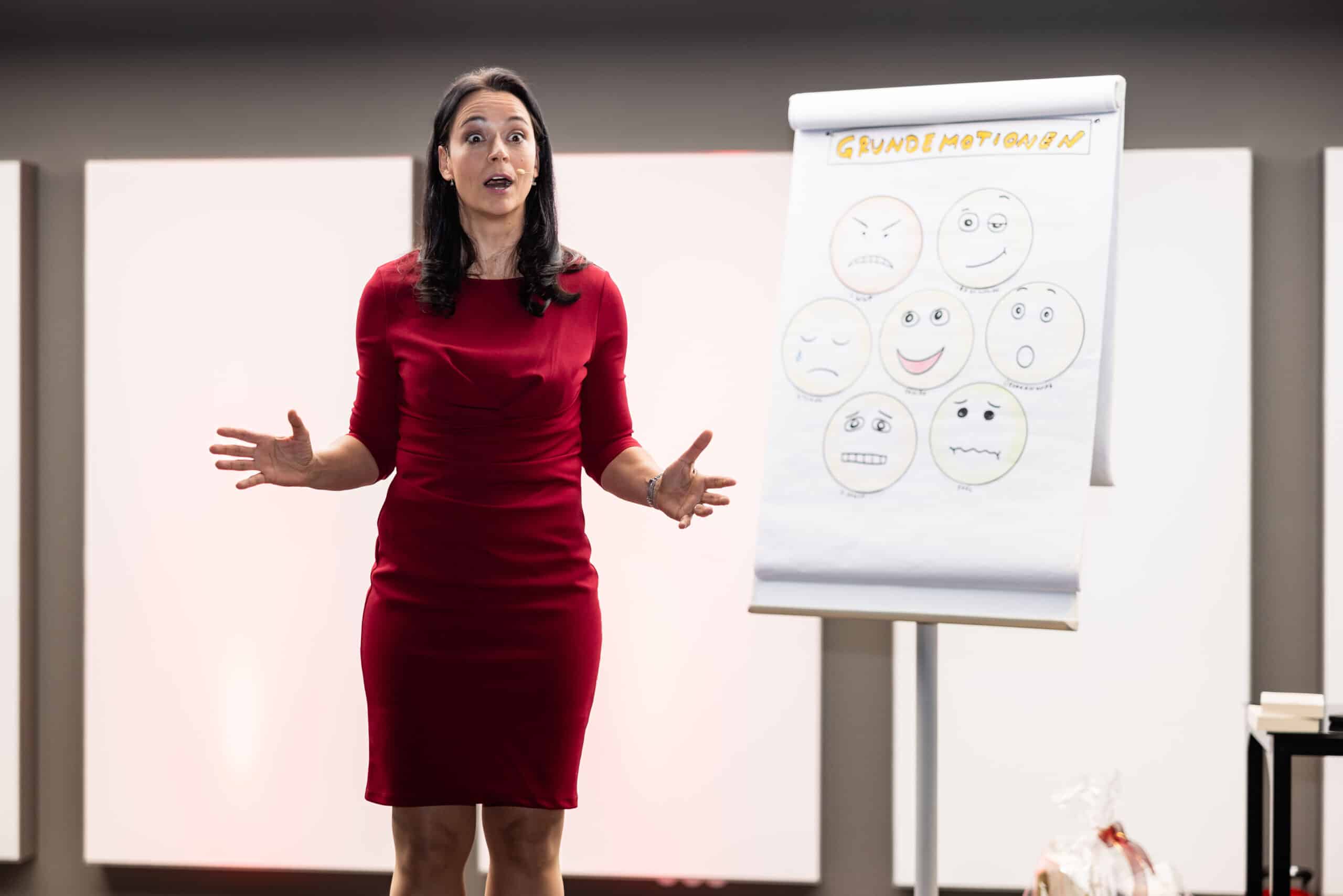 BVMID Nürnberg Frau steht neben Whiteboard