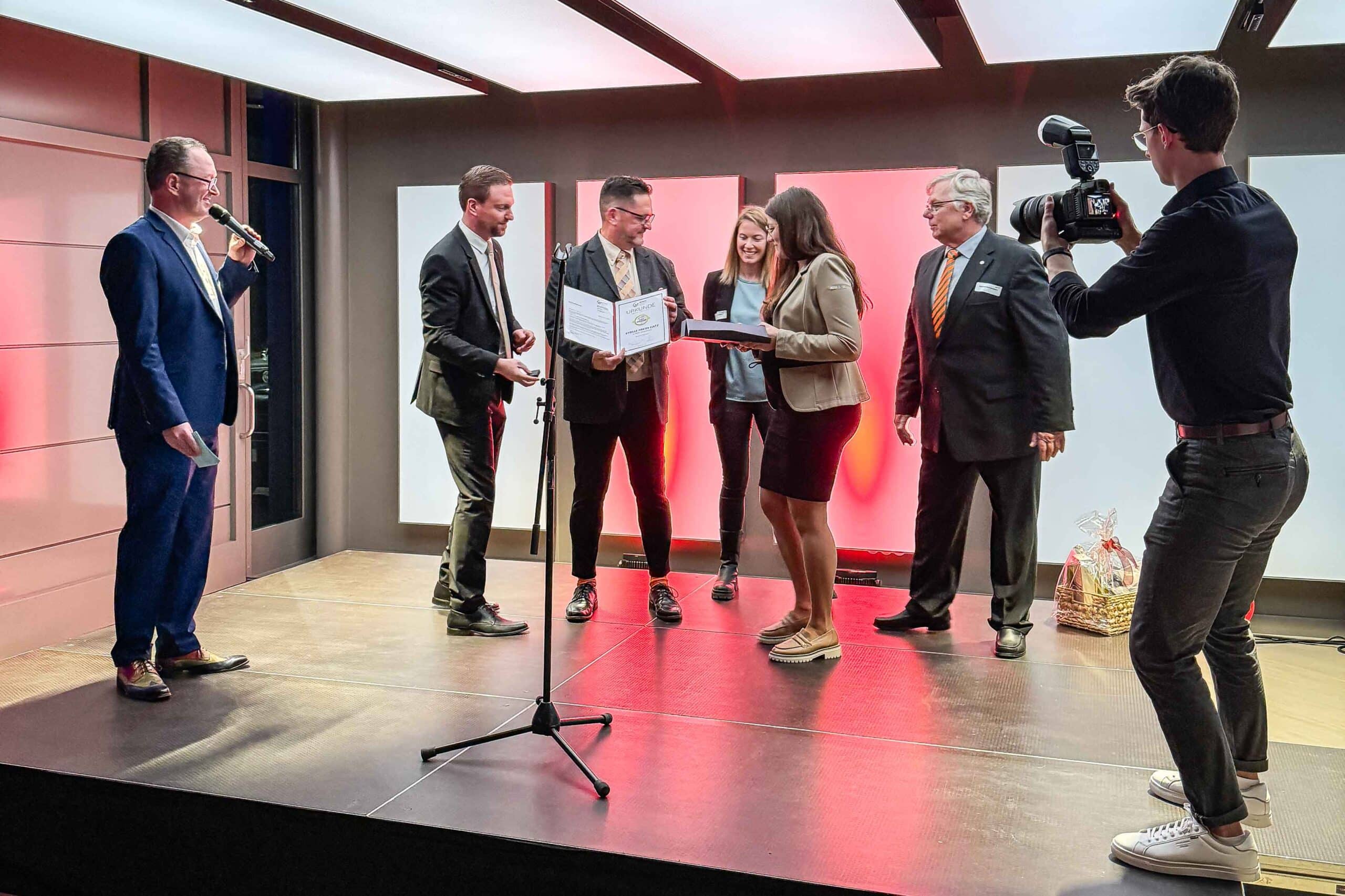 Eventreportagen-Titelbild-web Fünf Menschen auf einer Bühne