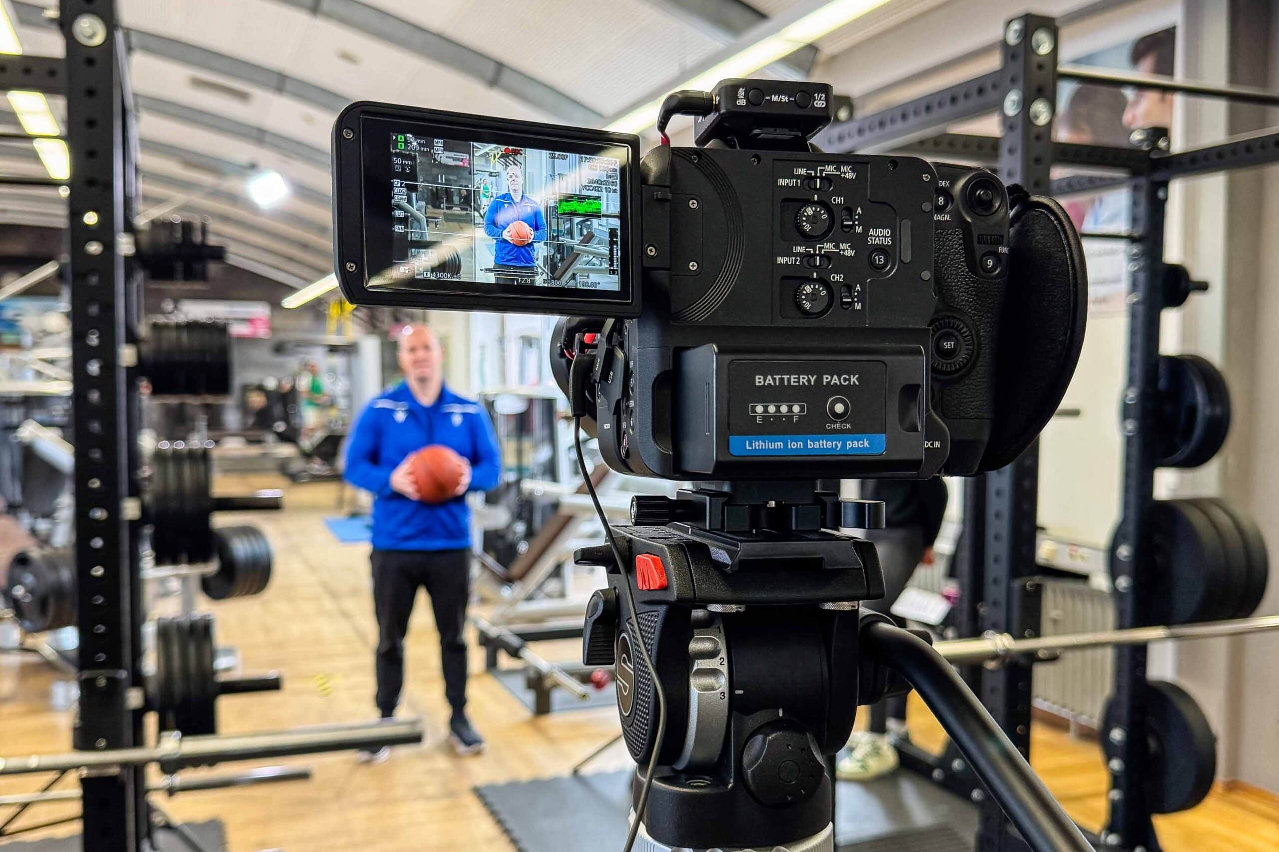 Mann mit Basketball wird gefilmt